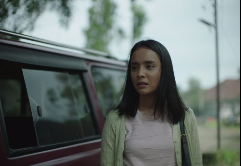 Yusuf Mahardika dan Wavi Zihan dalam film Rambut Sewu: Satu Langkah Getih