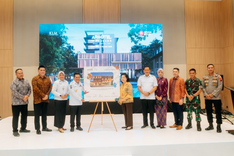 Foto bersama jajaran pejabat dan perwakilan ARTOTEL Wanasaba saat peresmian hotel di Wonosobo