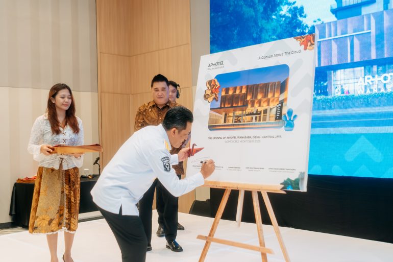 Penandatanganan prasasti peresmian ARTOTEL Wanasaba di Wonosobo