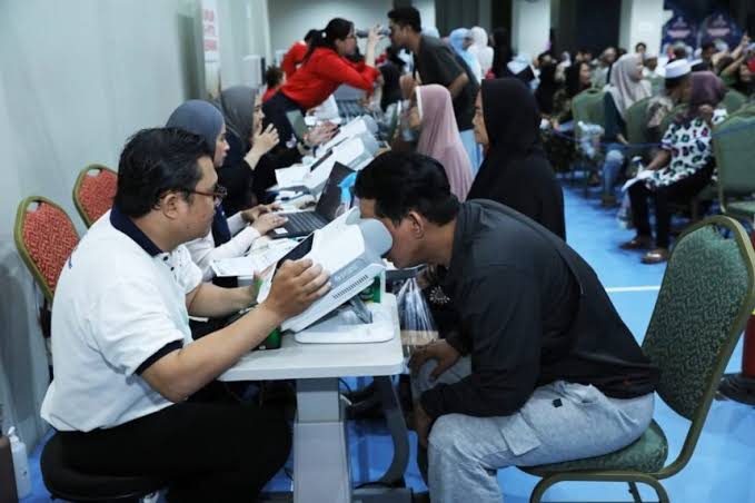Kegiatan pemeriksaan mata gratis bagi warga Tangerang oleh JEC dan Syafana Islamic School
