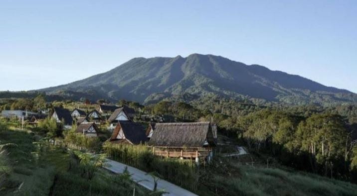 EIGER Nature dengan latar pegunungan dan kawasan hijau
