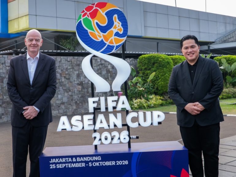 Presiden FIFA dan Ketua Umum PSSI di depan logo FIFA ASEAN Cup 2026 di Jakarta