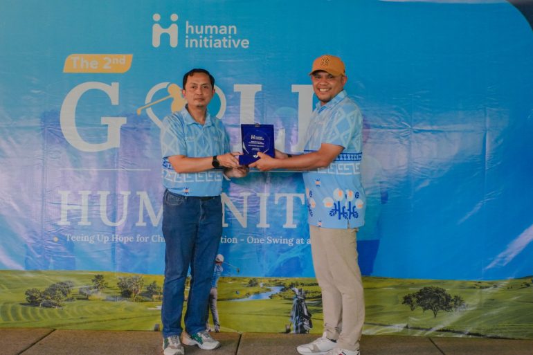 Penyerahan plakat dalam kegiatan Golf for Humanity 2 Human Initiative