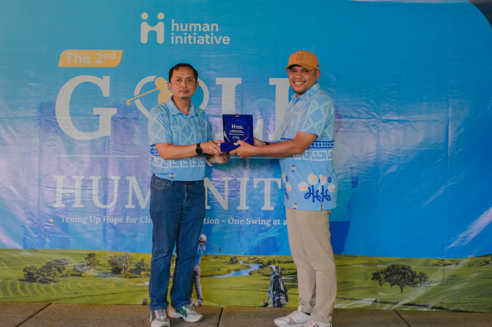 Penyerahan plakat dalam kegiatan Golf for Humanity 2 Human Initiative