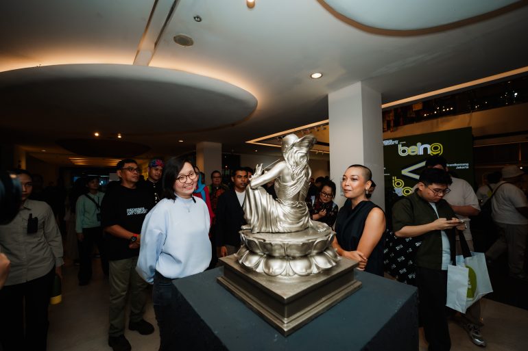 Pengunjung mengamati karya patung dalam pameran seni kontemporer ICAD 16