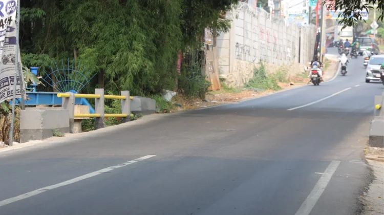 Jalan Merpati Raya di Sawah Baru, Ciputat, Tangerang Selatan yang ditutup untuk rekonstruksi jembatan.