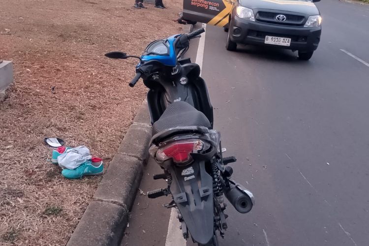 Sepeda motor korban kecelakaan di Jalan Boulevard Raya Gading Serpong