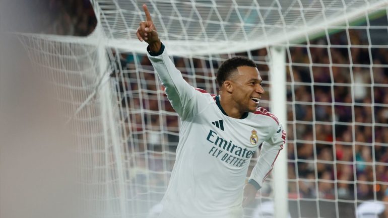 Kylian Mbappe merayakan gol Real Madrid saat mengalahkan Barcelona 2-1