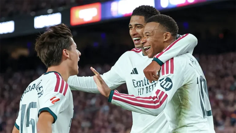 Kylian Mbappe bersama pemain Real Madrid merayakan kemenangan atas Barcelona