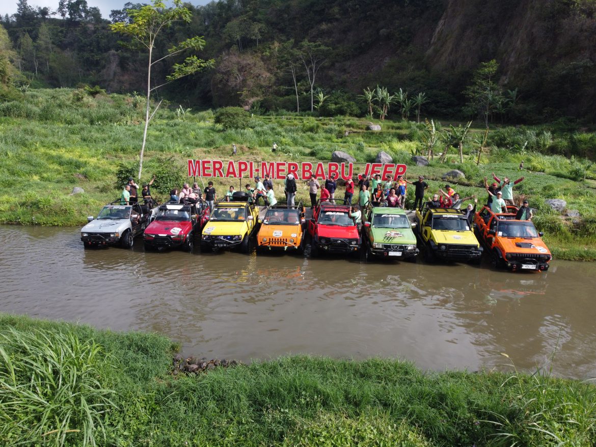 Merapi Merbabu Jeep di Ketep Pass Magelang bersama rombongan Sindikasi Media Network Salin alt text