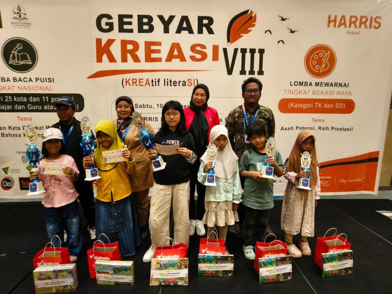 Pemenang lomba mewarnai Gebyar Kreasi VIII Jendela Puspita 2026 membawa trofi dan hadiah