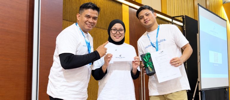 Penyerahan hadiah kepada peserta Fun Aerobic Hotel Ciputra Jakarta