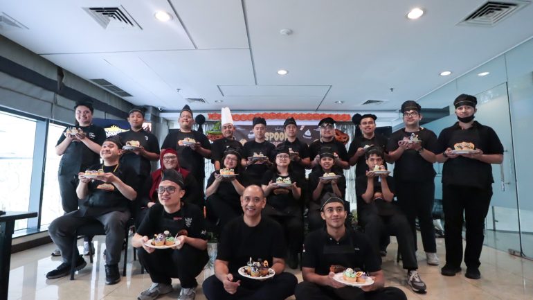 Peserta Halloween Celebration Vasaka Hotel Jakarta menunjukkan cupcake