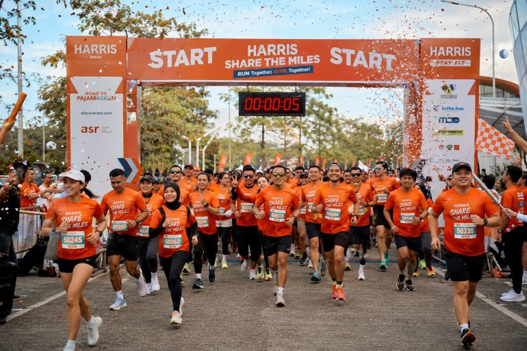 Peserta HARRIS SHARE THE MILES berlari dalam kegiatan fun run