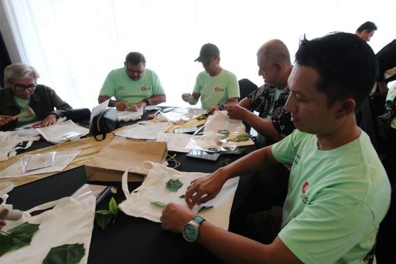 Peserta praktik ecoprint pounding menggunakan daun dan kain
