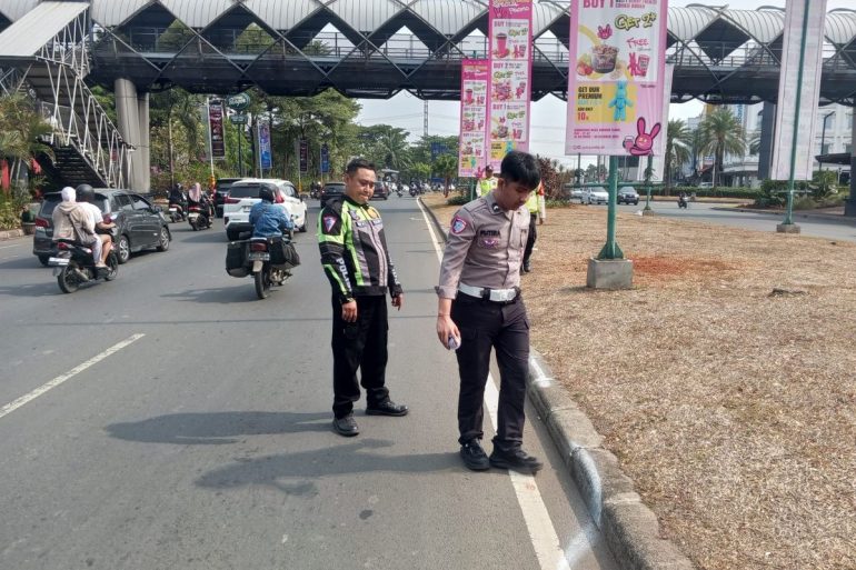 Petugas menangani kecelakaan tunggal di Gading Serpong
