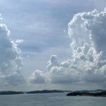 Awan tebal yang menggambarkan potensi hujan di sejumlah wilayah Indonesia Oktober 2026
