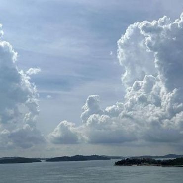 Awan tebal yang menggambarkan potensi hujan di sejumlah wilayah Indonesia Oktober 2026