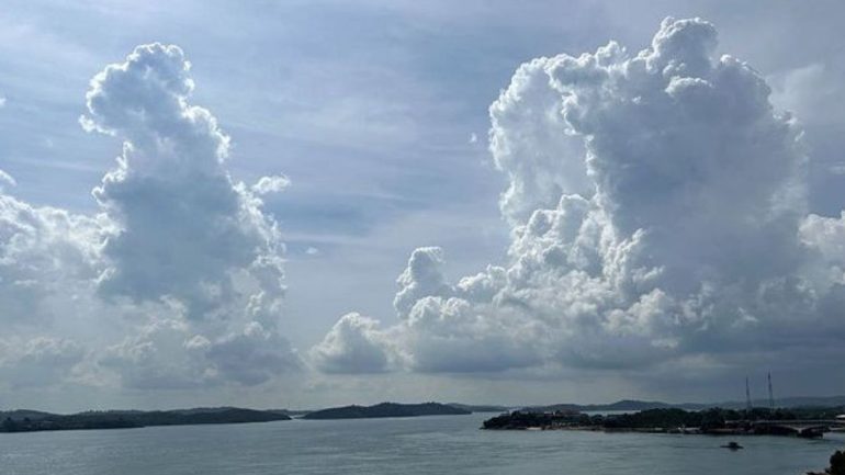 Awan tebal yang menggambarkan potensi hujan di sejumlah wilayah Indonesia Oktober 2026
