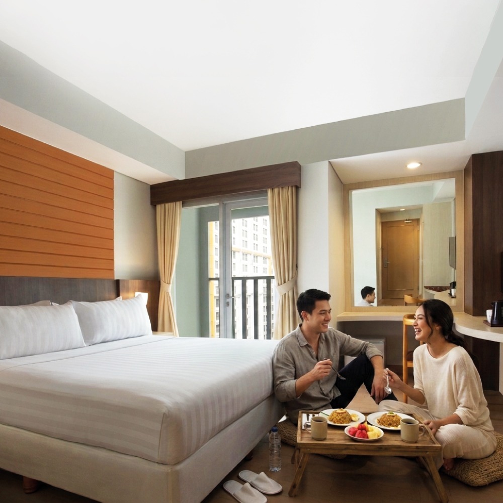 Pasangan menikmati sarapan saat menginap di Vega Hotel Gading Serpong melalui promo Stay & Dine.