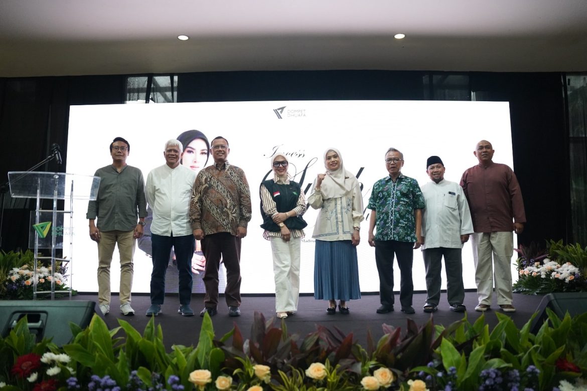 Syahrini bersama jajaran Dompet Dhuafa dalam peluncuran Incess for Humanity di Bogor. Salin alt text