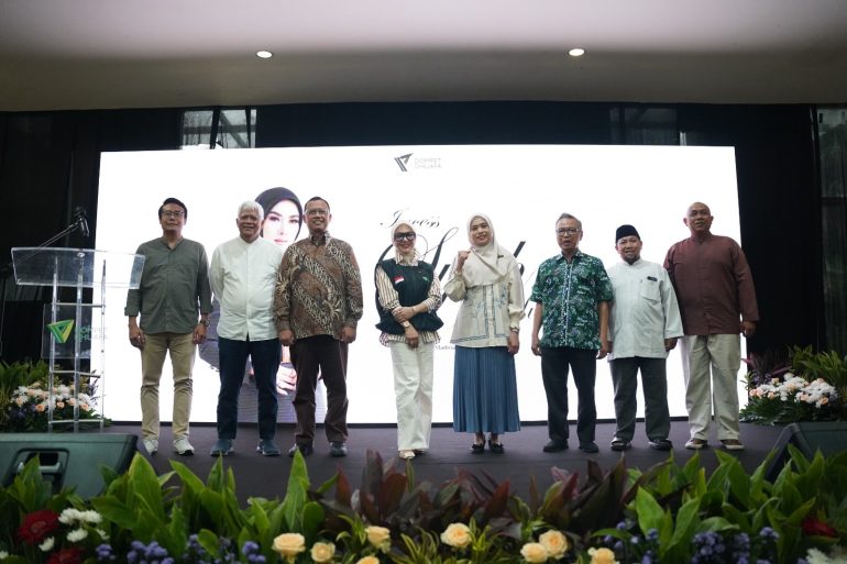 Syahrini bersama jajaran Dompet Dhuafa dalam peluncuran Incess for Humanity di Bogor. Salin alt text