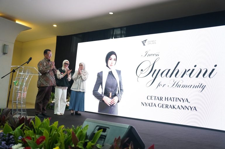 Syahrini dan perwakilan Dompet Dhuafa dalam acara peluncuran Incess for Humanity di Zona Madina, Bogor.