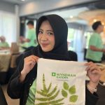 Peserta mempraktikkan teknik ecoprint pounding dengan memukul daun pada kain.
