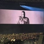 Ye Kanye West saat tampil di panggung konser musik internasional.
