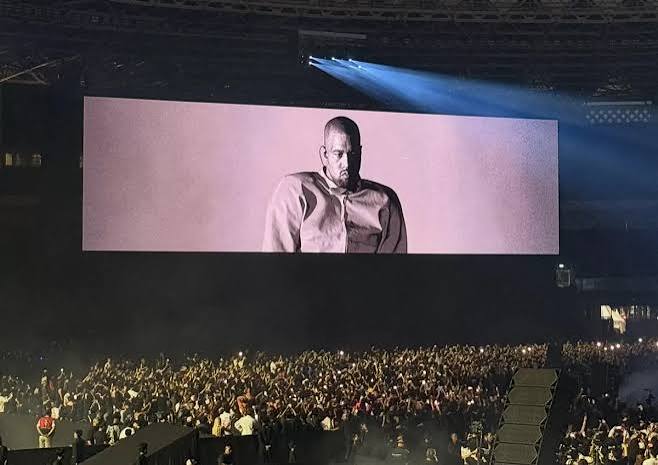 Ye Kanye West saat tampil di panggung konser musik internasional.